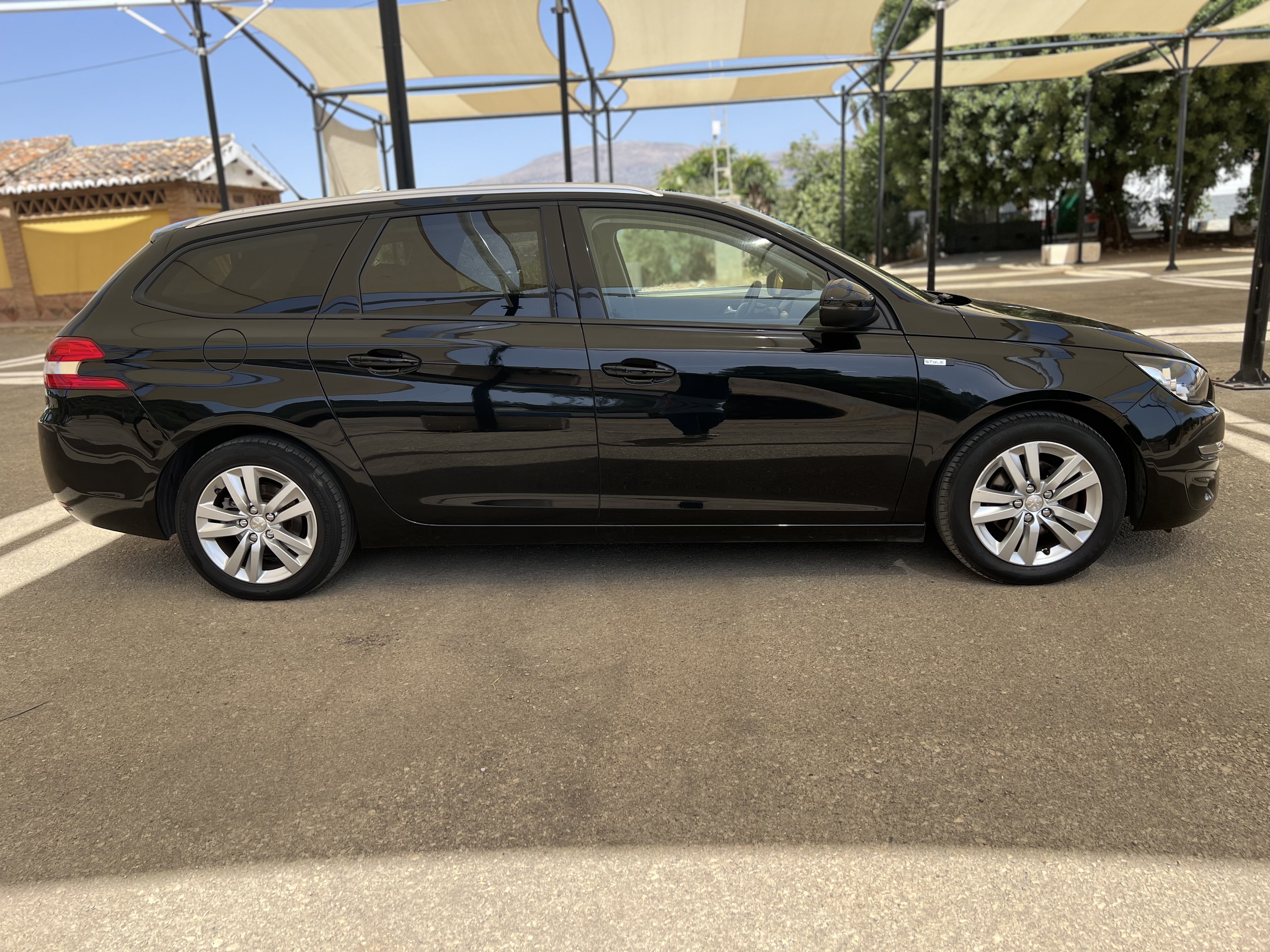 Peugeot 308 SW - Thumbnail 4